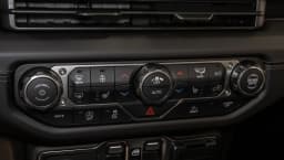 Jeep Gladiator Sahara 4x4 2026 — side view