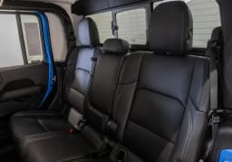 Jeep Gladiator Sahara 4x4 2026 — side view