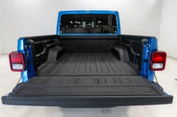 Jeep Gladiator Sahara 4x4 2026 — side view