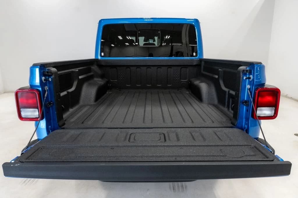 Jeep Gladiator Sahara 4x4 2026 — side view