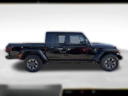 Jeep Gladiator Sahara 4x4 2026 — side view