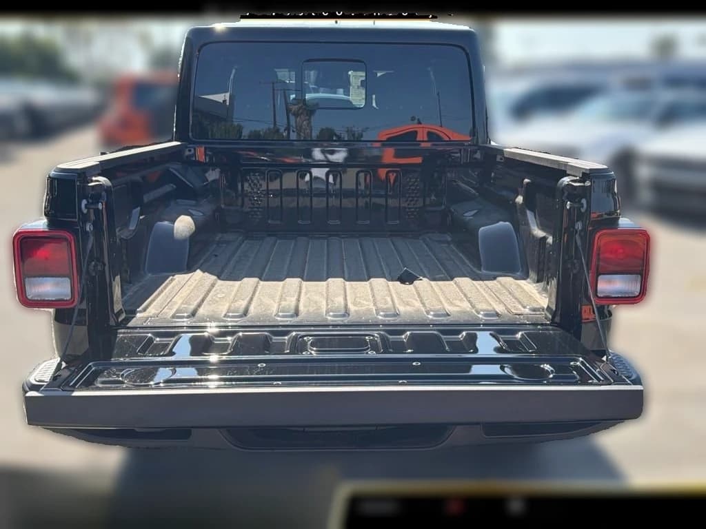 Jeep Gladiator Sahara 4x4 2026 — side view