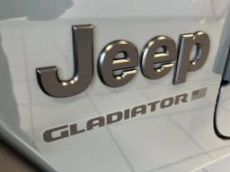Jeep Gladiator Sport 4x4 2026 — side view