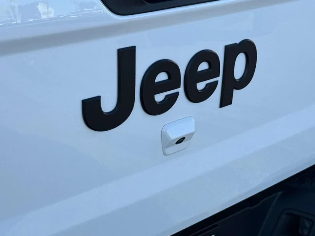 Jeep Gladiator Sport 4x4 2026 — side view