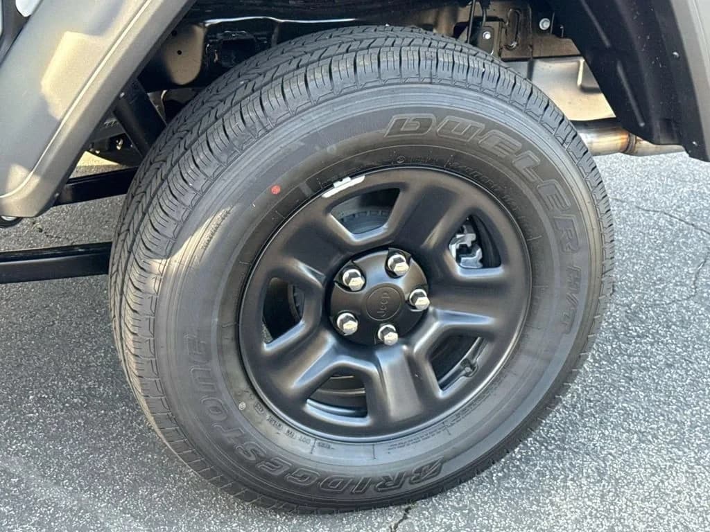 Jeep Gladiator Sport 4x4 2026 — side view