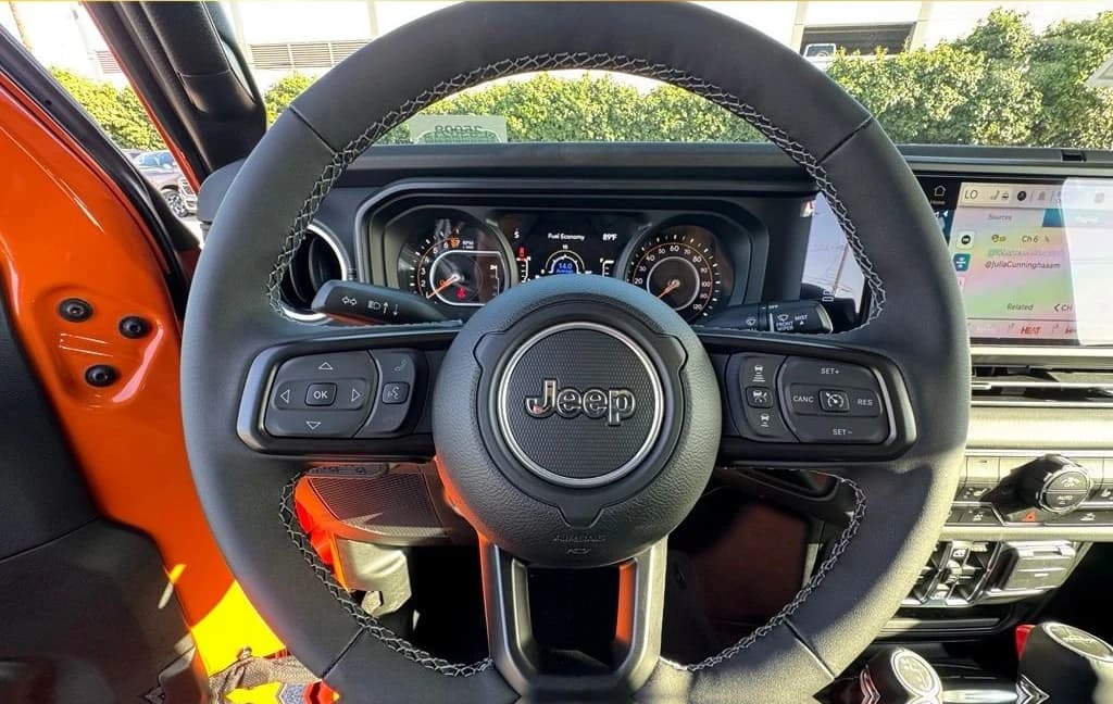 Jeep Gladiator Sport S 4x4 2025 — side view