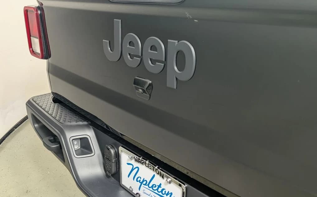 Jeep Gladiator Sport 4x4 2026 — side view