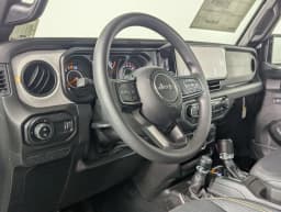 Jeep Gladiator Sport 4x4 2026 — side view