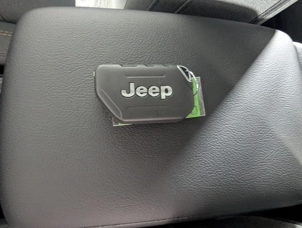 Jeep Gladiator Sport 4x4 2026 — side view