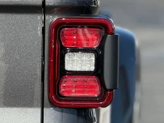 Jeep Gladiator Rubicon X 4x4 2025 — side view