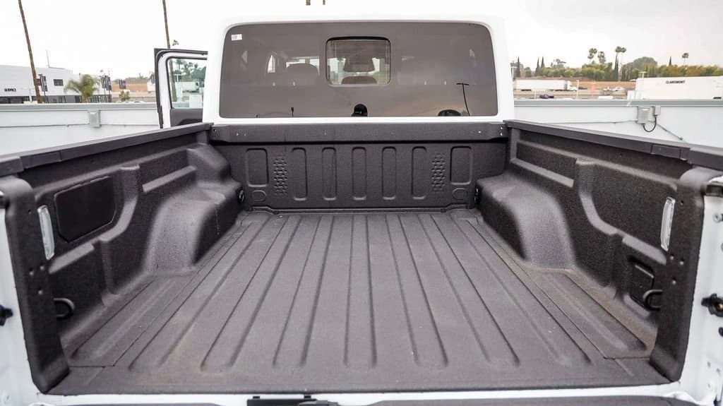 Jeep Gladiator Rubicon 4x4 2026 — side view