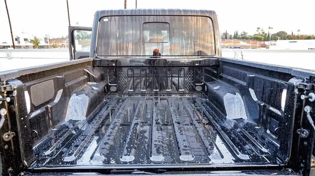 Jeep Gladiator Rubicon 4x4 2026 — side view