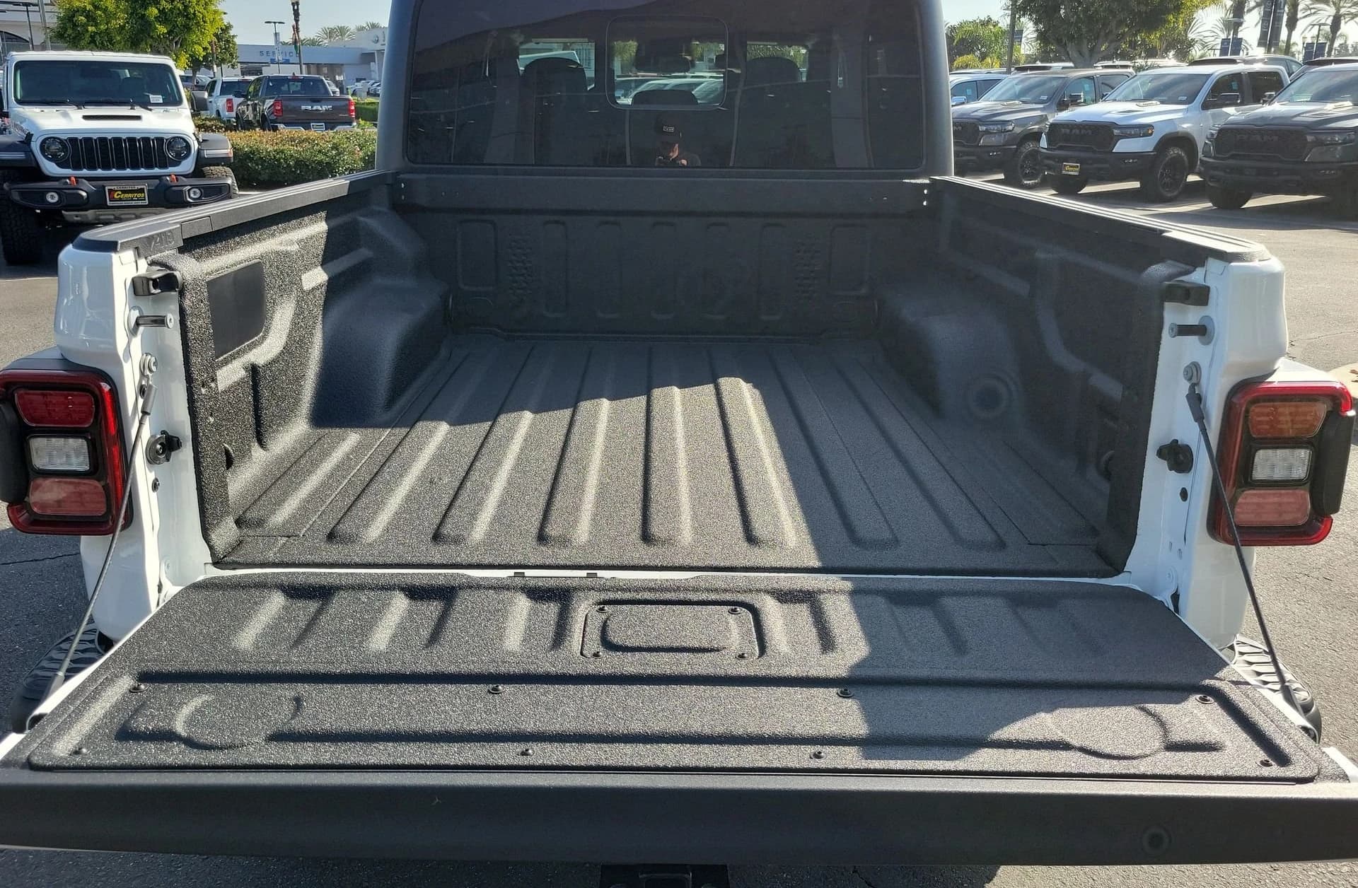 Jeep Gladiator Rubicon 4x4 2026 — side view