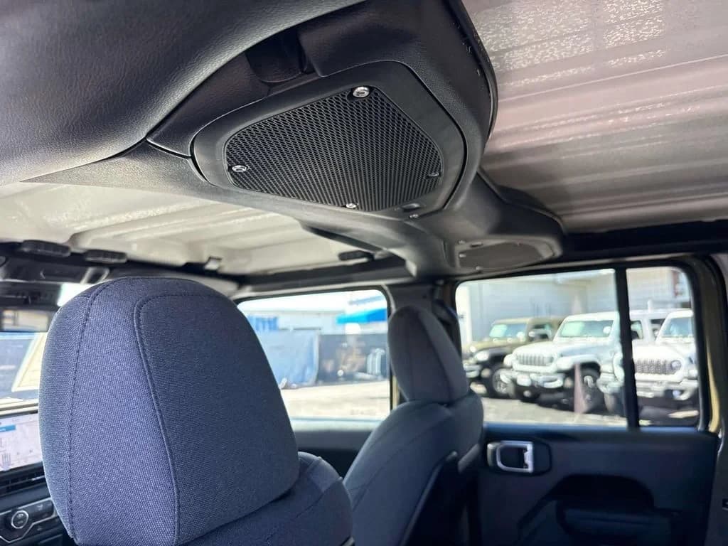 Jeep Gladiator Rubicon 4x4 2026 — side view