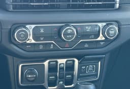 Jeep Gladiator Rubicon 4x4 2026 — side view