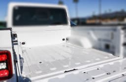 Jeep Gladiator Rubicon 4x4 2026 — side view