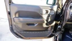 Jeep Gladiator Rubicon 4x4 2026 — side view