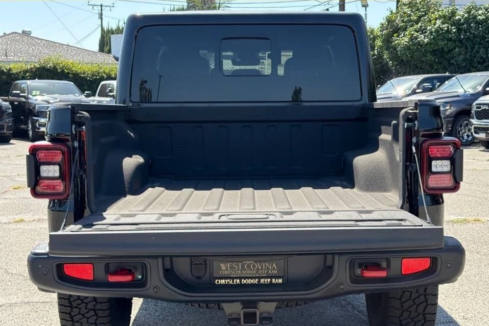 Jeep Gladiator Rubicon X 4x4 2025 — side view