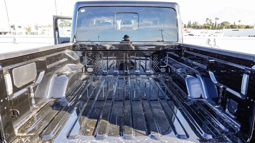 Jeep Gladiator Rubicon X 4x4 2026 — side view