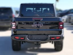 Jeep Gladiator Rubicon 4x4 2026 — side view