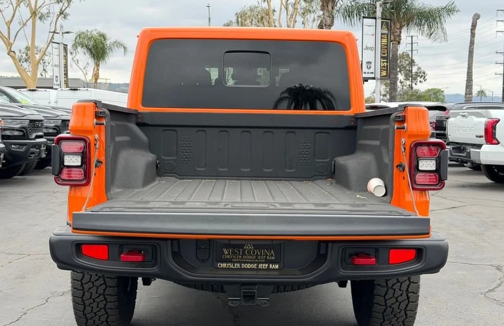 Jeep Gladiator Rubicon 4x4 2025 — side view