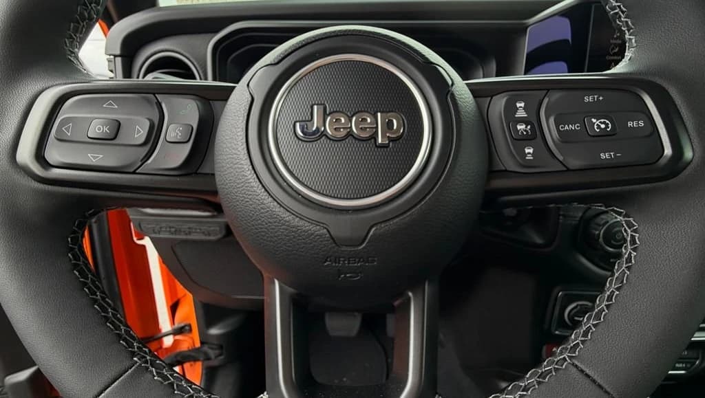 Jeep Gladiator Rubicon 4x4 2025 — side view