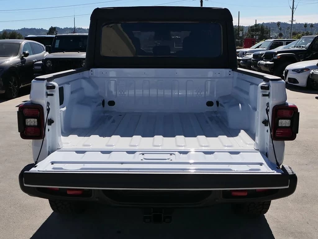 Jeep Gladiator Rubicon 4x4 2026 — side view