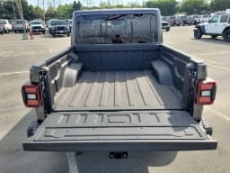 Jeep Gladiator Rubicon 4x4 2026 — side view