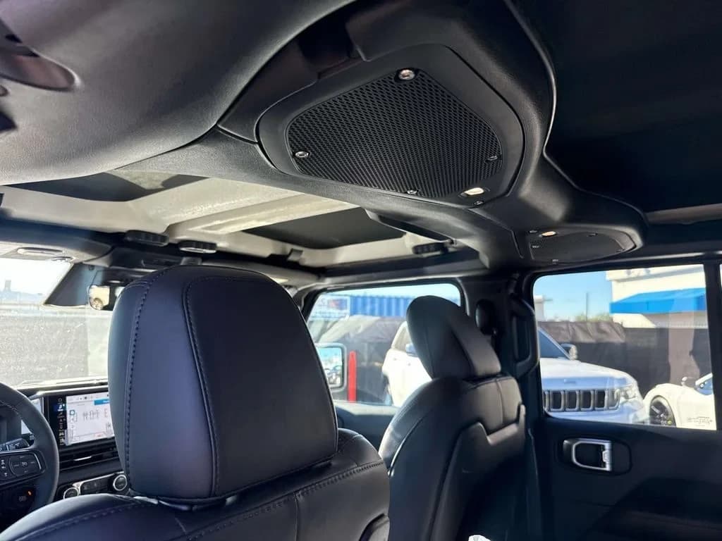 Jeep Gladiator Rubicon X 4x4 2026 — side view