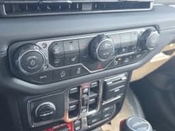 Jeep Gladiator Rubicon X 4x4 2026 — side view