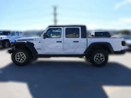 Jeep Gladiator Rubicon 4x4 2026 — side view