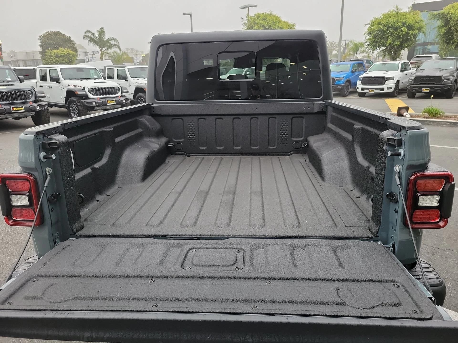 Jeep Gladiator Rubicon 4x4 2026 — side view