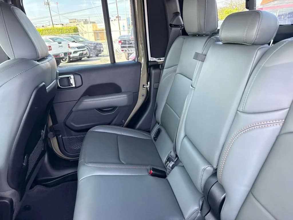 Jeep Gladiator Mojave X 4x4 2026 — side view