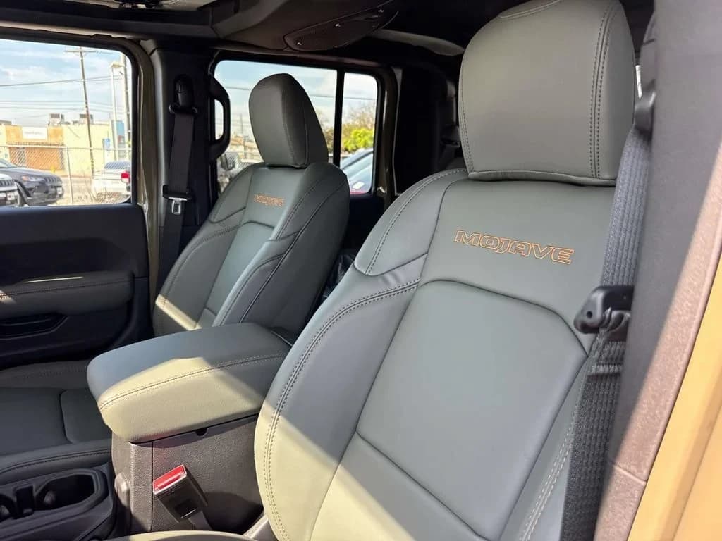 Jeep Gladiator Mojave X 4x4 2026 — side view
