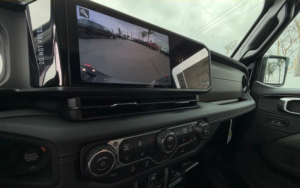 Jeep Gladiator Mojave 4x4 2026 — side view