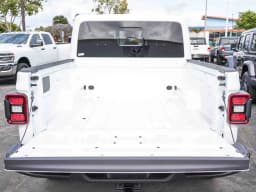 Jeep Gladiator Mojave 4x4 2026 — side view