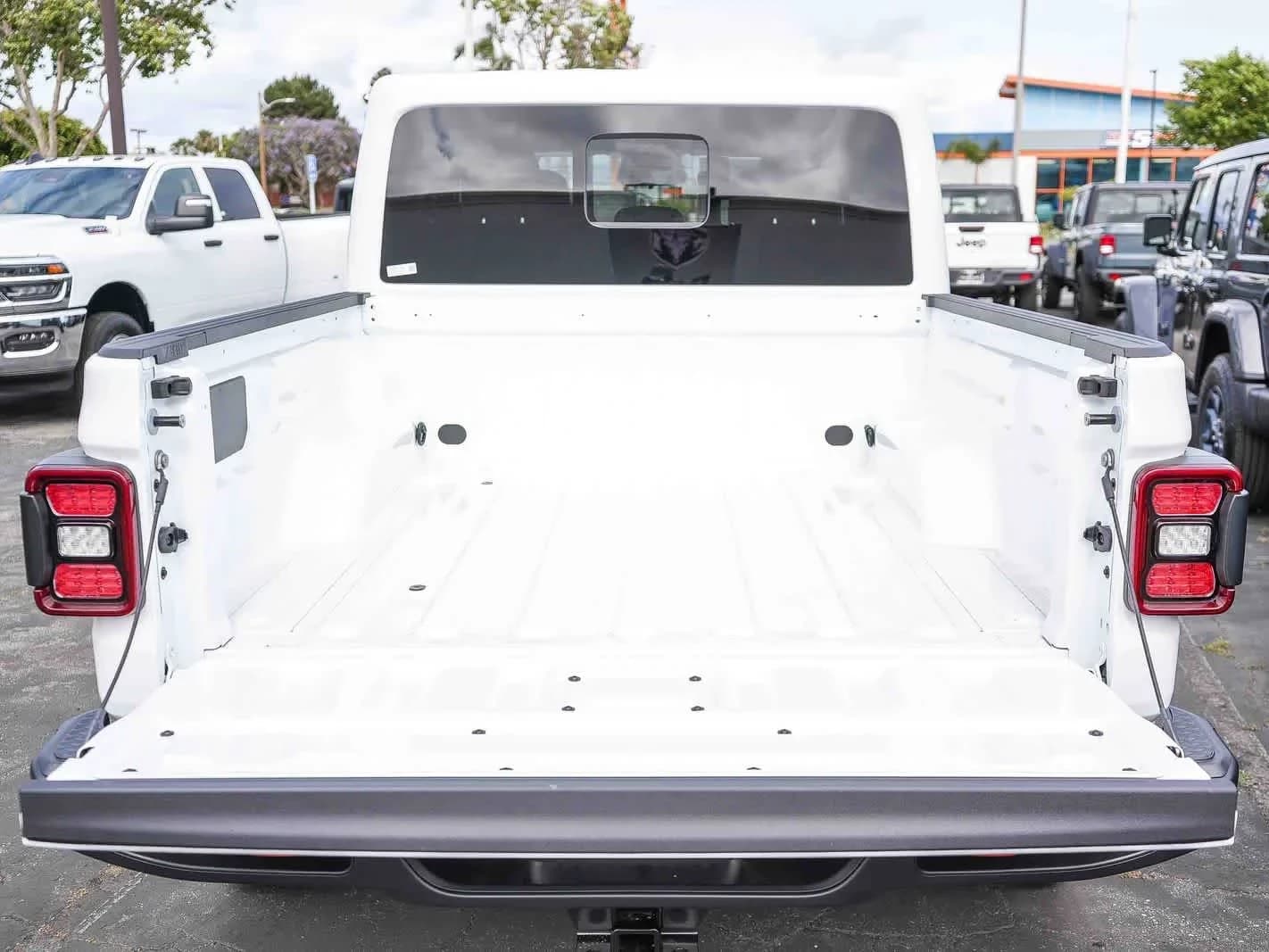 Jeep Gladiator Mojave 4x4 2026 — side view