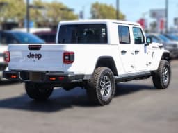 Jeep Gladiator Mojave 4x4 2026 — side view