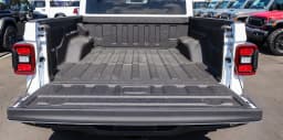 Jeep Gladiator Mojave 4x4 2026 — side view
