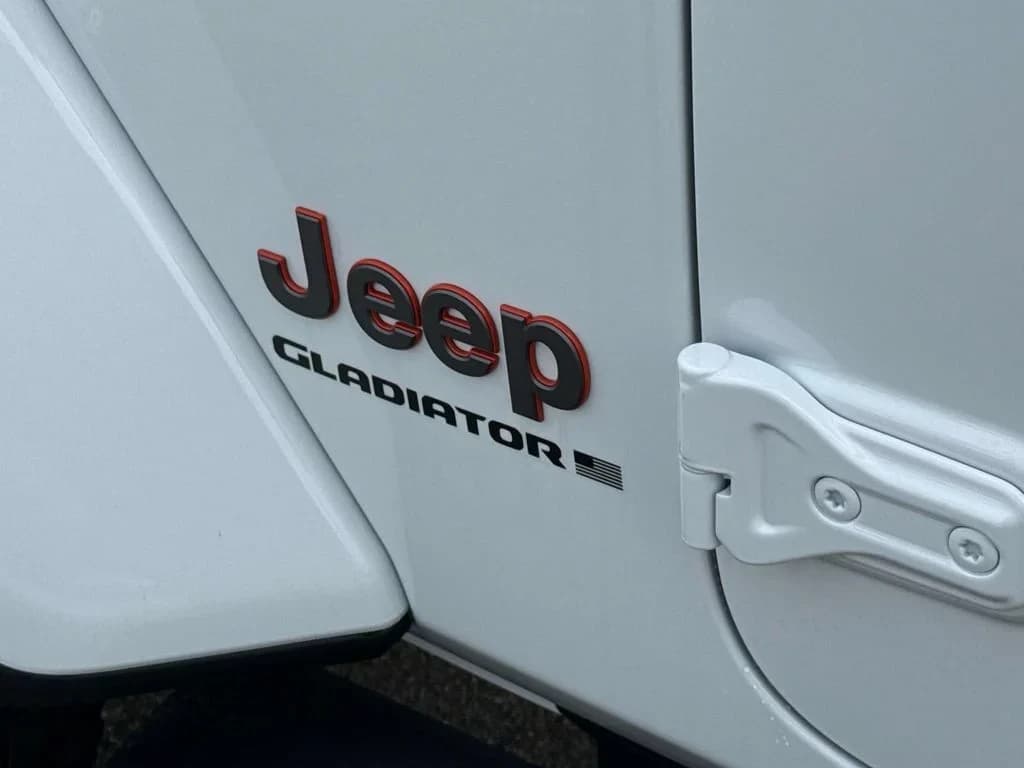 Jeep Gladiator Mojave 4x4 2026 — side view