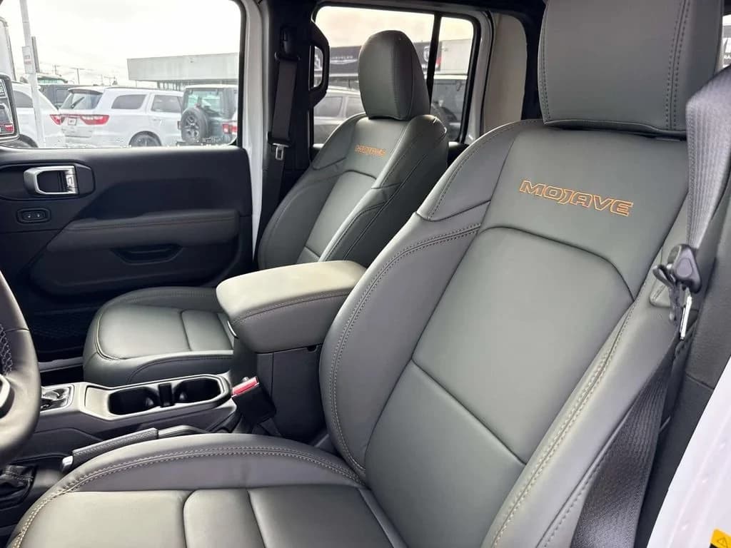 Jeep Gladiator Mojave 4x4 2026 — side view
