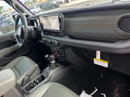 Jeep Gladiator Mojave 4x4 2026 — side view