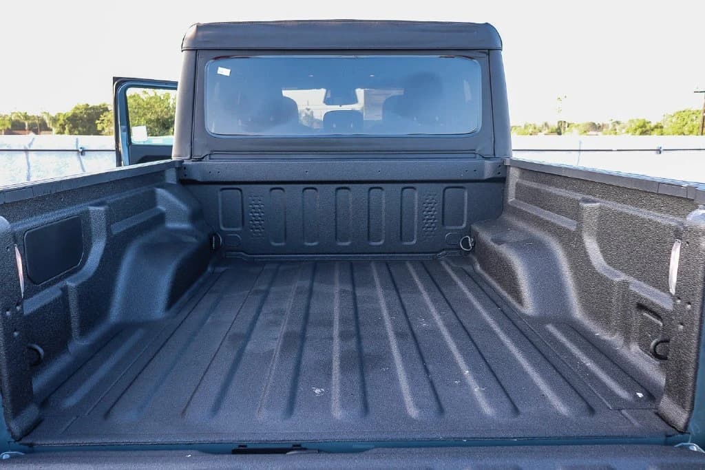 Jeep Gladiator Mojave X 4x4 2026 — side view