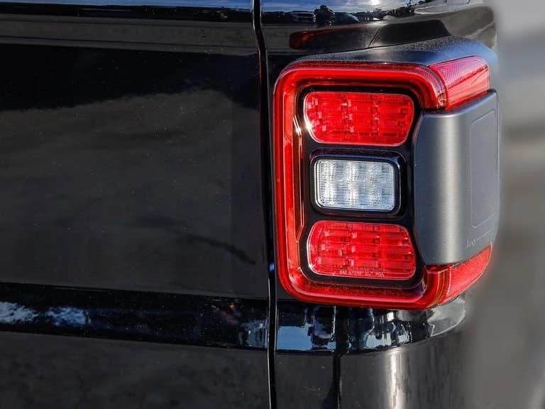 Jeep Gladiator Mojave 4x4 2026 — side view
