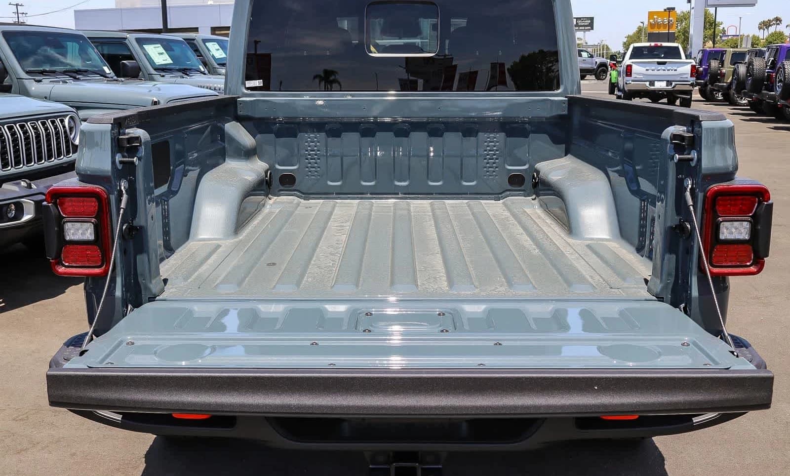 Jeep Gladiator Mojave X 4x4 2026 — side view