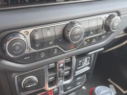 Jeep Gladiator Mojave 4x4 2026 — side view