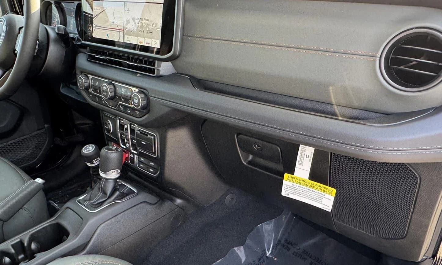 Jeep Gladiator Mojave X 4x4 2026 — side view