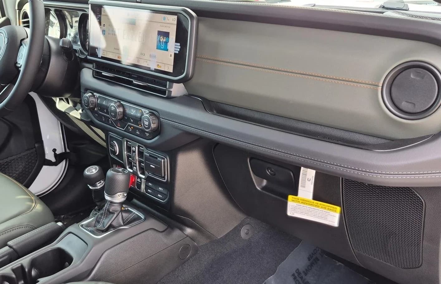 Jeep Gladiator Mojave 4x4 2026 — side view