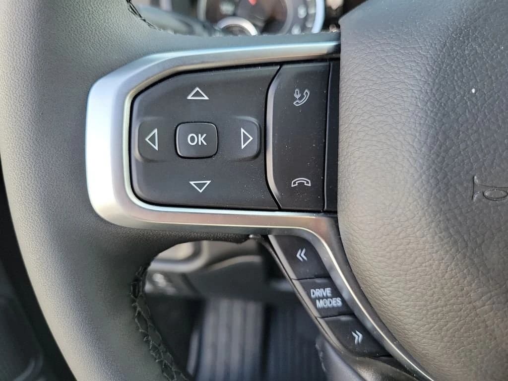 Ram 1500 Big Horn 4x4 Crew Cab 5'7" Box 2025 — side view