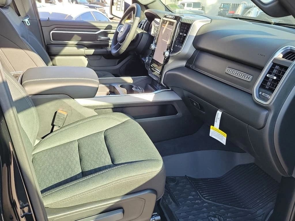 Ram 1500 Big Horn 4x4 Crew Cab 5'7" Box 2025 — side view